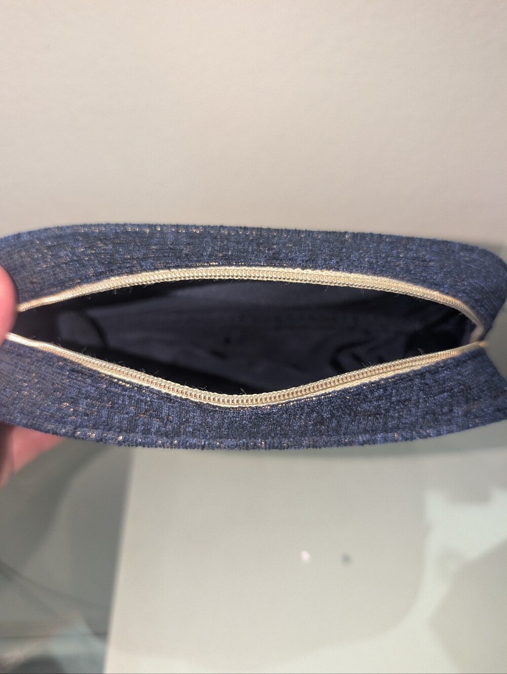 CHANEL Cosmetic bag Limited Edition 2023 Midnight Blue with Gold Accents - Picture 4 of 4